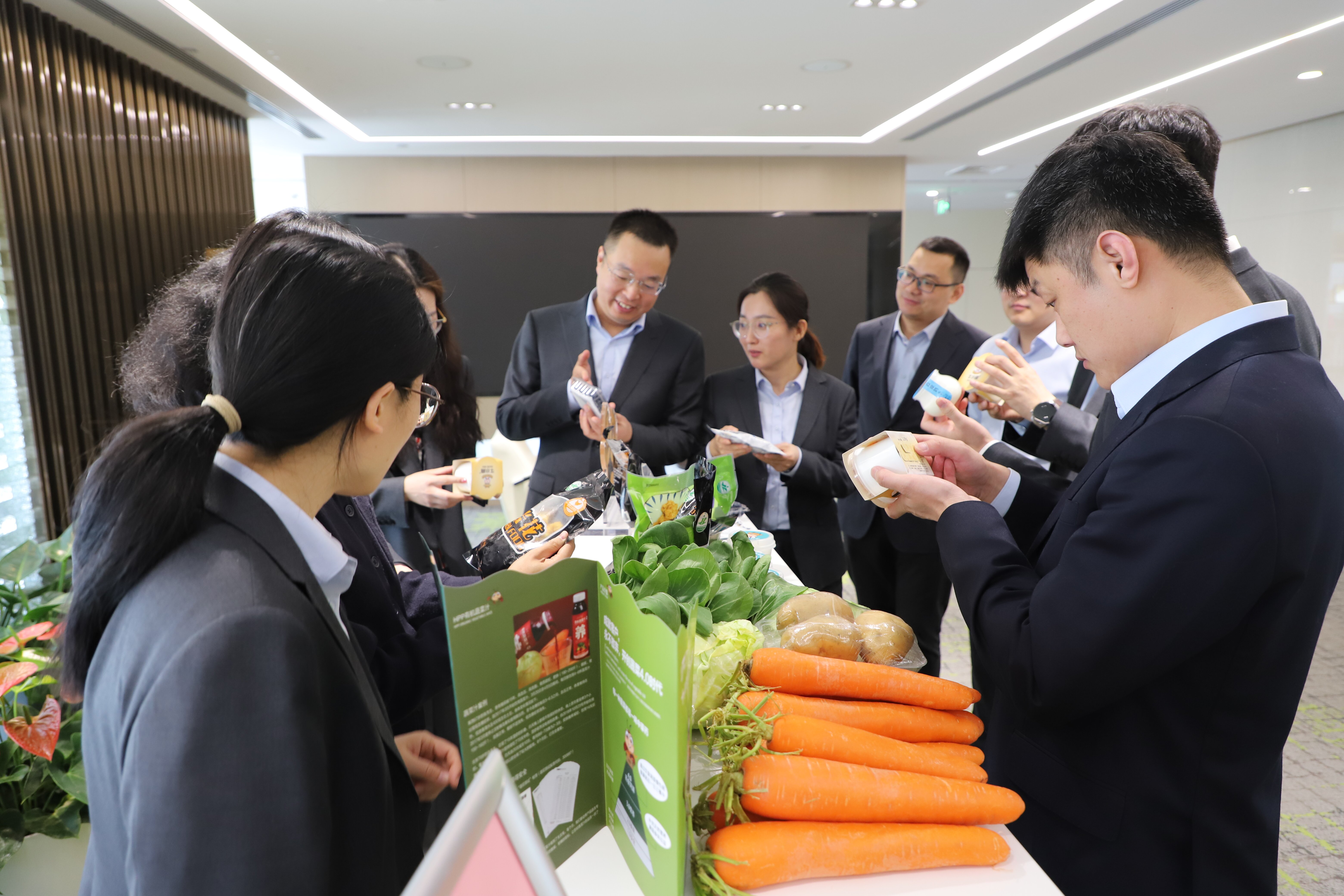 青岛融资担保集团搭起暖心“助农摊”，为优质农品拓销路